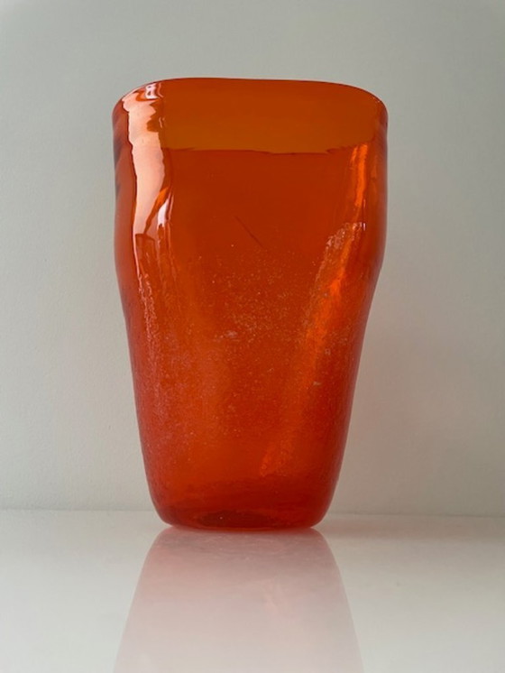 Image 1 of Jarrón soplado a mano en vidrio naranja intenso.