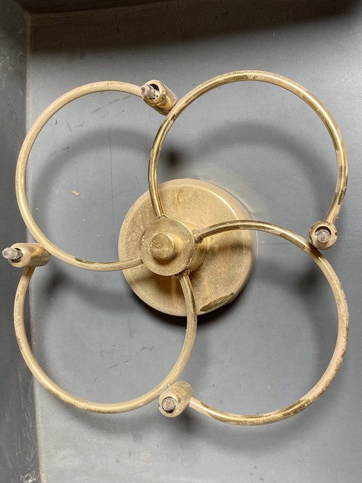Stilvolle goldfarbene stimmungsvolle Lampe
