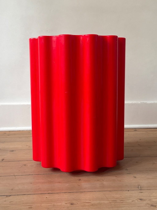 Ettore Sottsass voor Kartell Colonna Kruk (2020) (Golvend) Rood Gegoten Plastic Italiaans Design