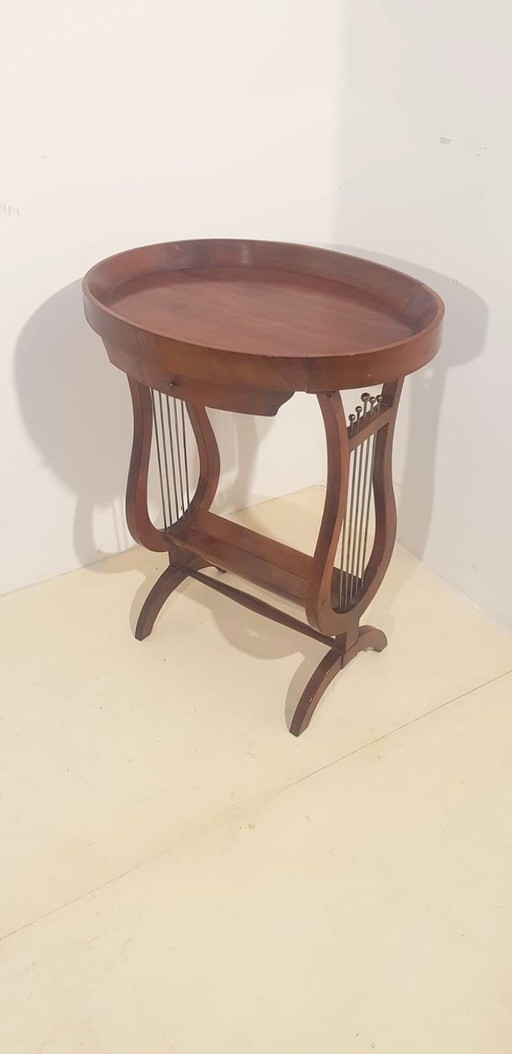 Table d'appoint vintage française avec pieds en forme de lyre et plateau ovale