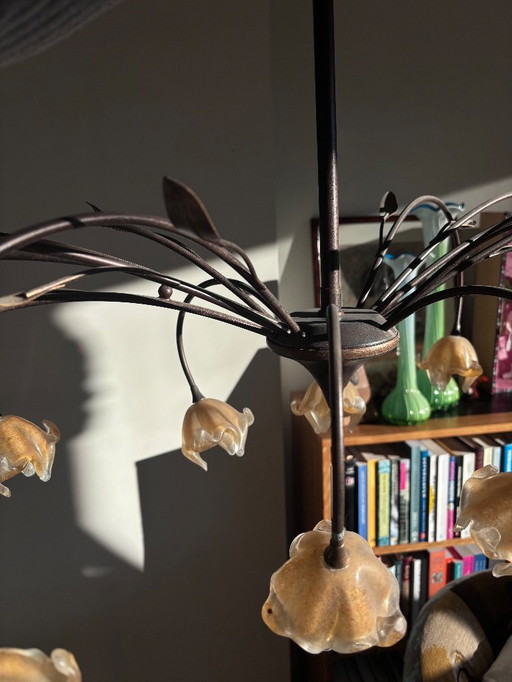 Elegante lámpara de araña con motivos florales de cristal.