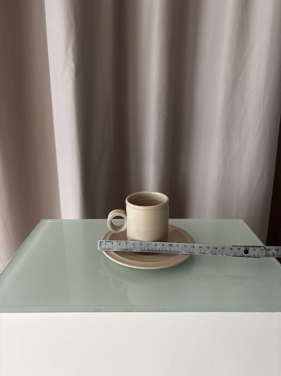 Tazze e piattini in ceramica fatti a mano, set da quattro, Stoviglie, Beige, Organic Modern (foto 8 di 11)