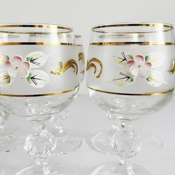 Image 1 of Set vintage handgeschilderde Boheemse wijnglazen kristal emaille bloemmotief 1960's