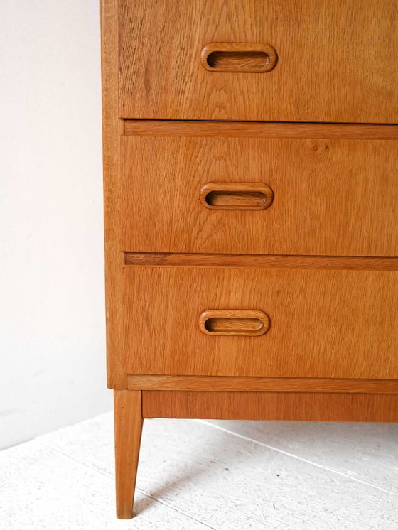 Image 1 of 1960er Jahre Skandinavischer Eichen-Tallboy mit geschnitzten Griffen