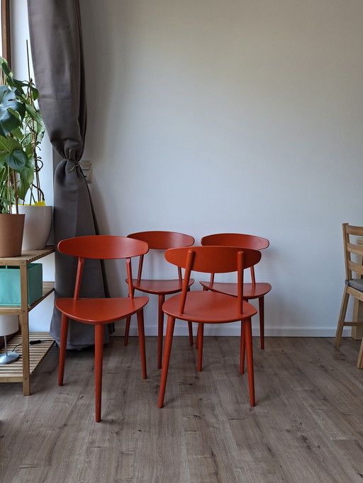 Sillas de diseño Hay J107 de Paul M. Volther. Precio por unidad: 120 € o 500 € por el juego de 5 sillas.