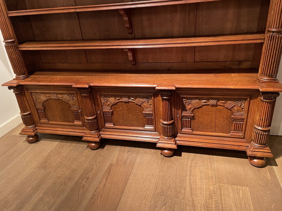 Image 1 of Bibliothèque en chêne massif du XIXe siècle provenant d'un manoir, côtés lambrissés avec des portes richement sculptées