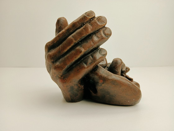 Image 1 of Beeldje Baby in Handen - Mat Wanders