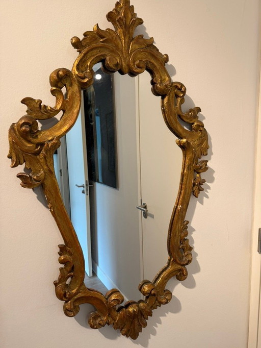 Dekorativer antiker Spiegel