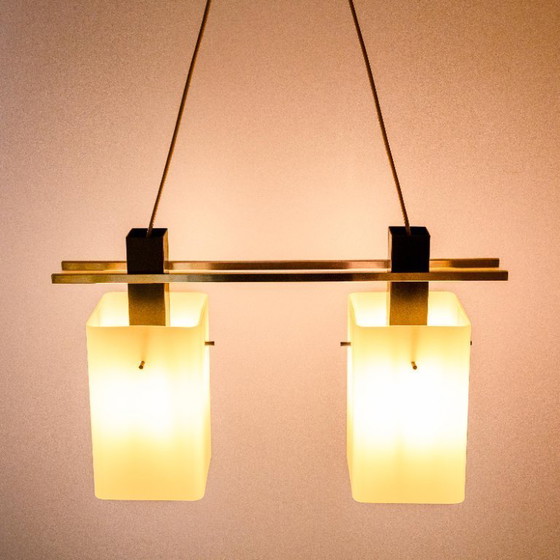 Image 1 of Pendente a soffitto Stilnovo italiano del 1960 con paralumi in vetro opalino e dettagli in ottone