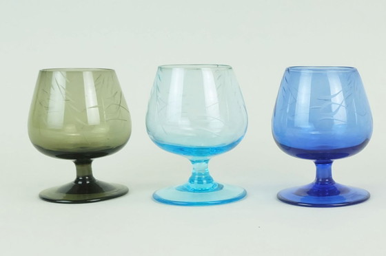 Image 1 of 6 Likörgläser aus der Mitte des Jahrhunderts 1950er 60er Jahre farbiges Glas mit eingeschnittenem Muster