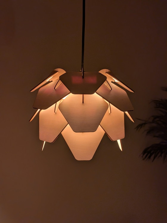 Image 1 of Lampada a sospensione di design in legno a forma di pigna