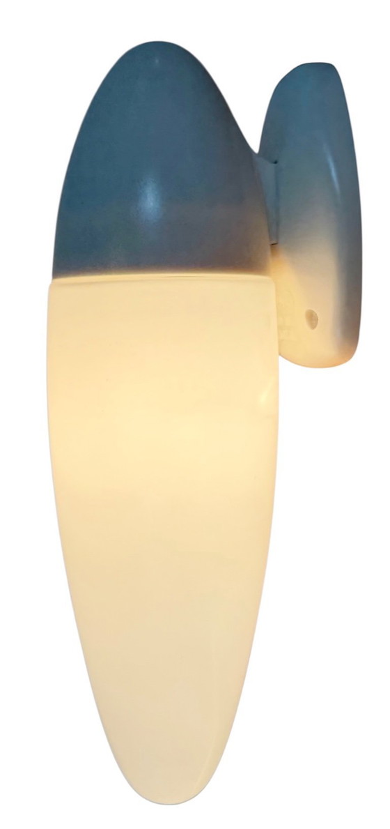 Image 1 of Industriële witte bakelieten wandlamp met melkglas, jaren 1950