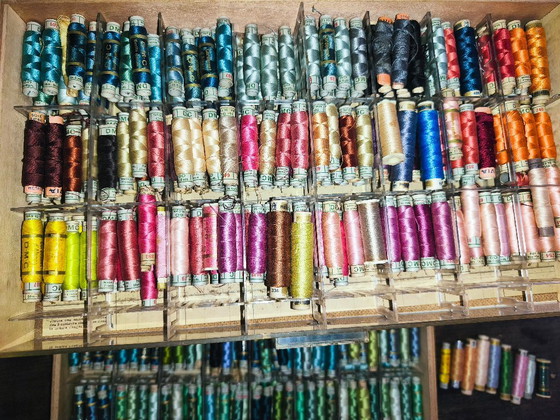 ZELDZAME VONDST: Authentieke DMC houten flosdraadkast + ENORME partij van 720-864 originele DMC – Opbergkast (photo 7 of 16)