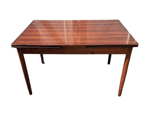 Extendable dining table