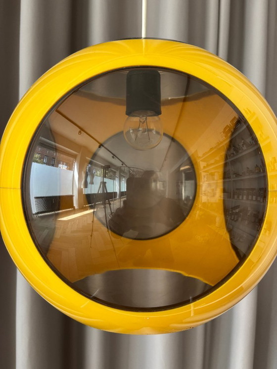Lampada a sospensione vintage anni '70 a forma di UFO giallo con occhi di insetto, stile Space Age. – Massive (photo 4 of 14)