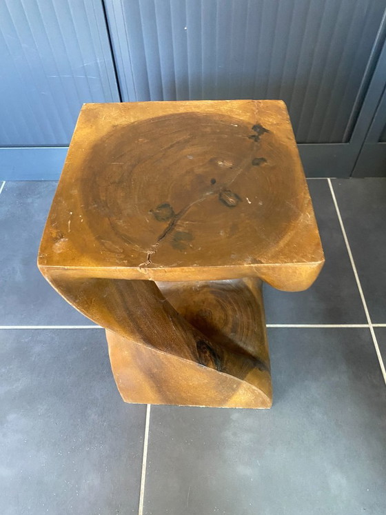 N2 Kruk van massief onbewerkt walnotenhout, uit één stuk gesneden, 1970 – Krukjes, Wood (photo 11 of 16)