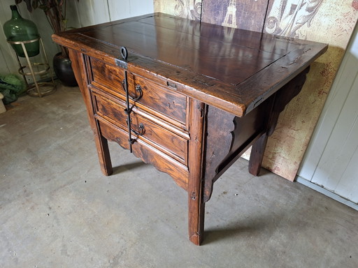 Tavolino d'altare cinese antico, consolle, cassettiera, dimensioni 101x70 cm e 83 cm di altezza.