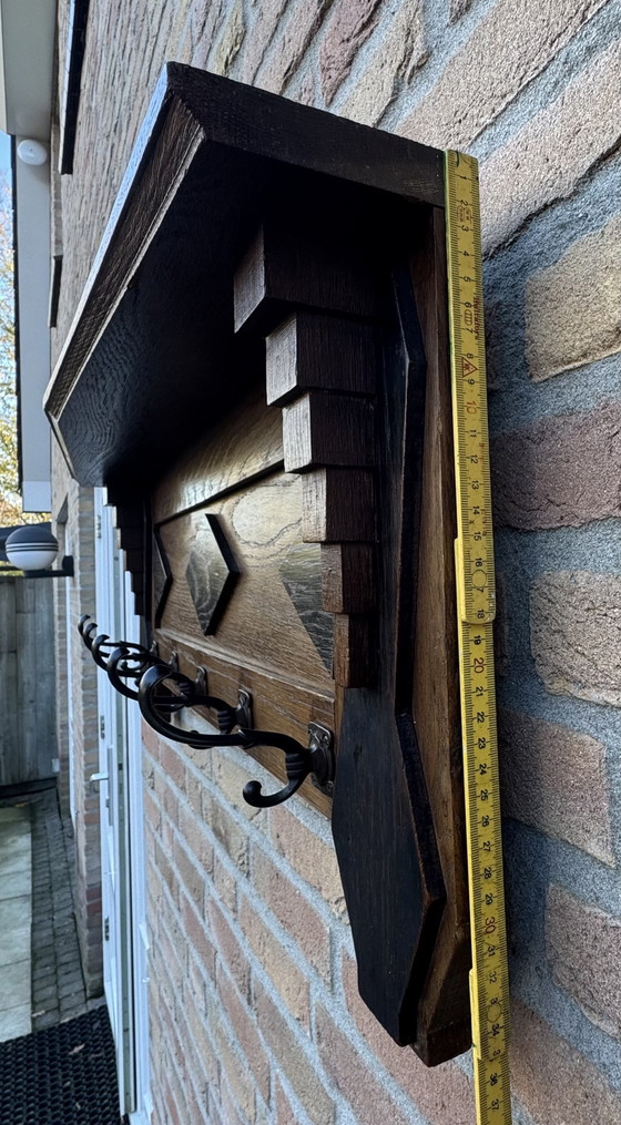 Image 1 of Porte-manteau de l'école d'Amsterdam | vers 1920 | Chêne massif | Une pièce qui attire tous les regards