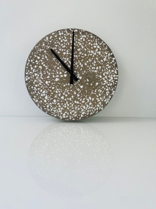 Moderne terrazzo wandklok – betonlook design