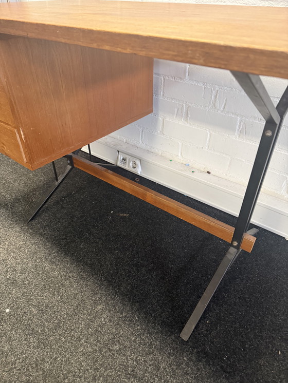 Image 1 of Bureau vintage design milieu du siècle, placage teck années 1960