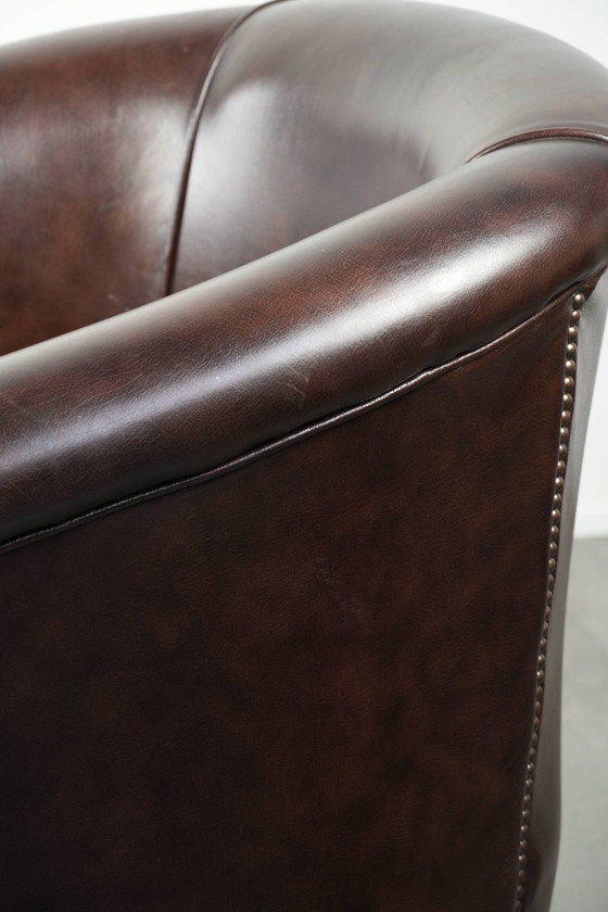 Image 1 of Donkere rundleren clubfauteuil met een tijdloos en stijlvol design in Engelse stijl