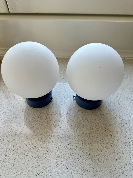 Image 1 of Paire de luminaires neufs pour plafond/applique murale, globe en opale bleu poussiéreux