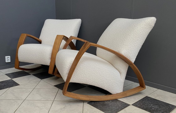 Image 1 of Deux grands fauteuils à bascule très confortables, retapissés en bouclette blanche.