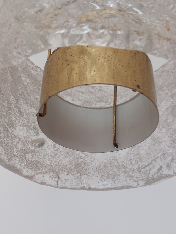 Vintage hanglamp uit het midden van de 20e eeuw met matglazen kap en messing afwerking. – doria, Hanglampen (photo 5 of 11)