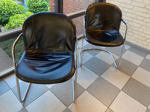 Sillas de diseño vintage en cuero negro / Fabricadas en Italia, nuevas.