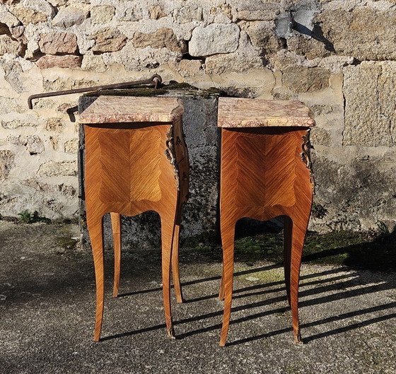 Image 1 of Set van 2 Franse vintage marqueterie nachtkastjes - Marmeren en houten nachtkastjes - Louis XV-stijl - jaren 70