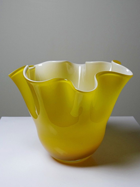 Image 1 of Vase Fazzoletto en verre soufflé italien, opaline doublée jaune, Murano 1960-70