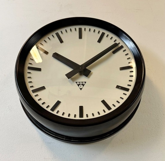 Image 1 of Industriële bakelieten fabriekswandklok van Pragotron, jaren 60