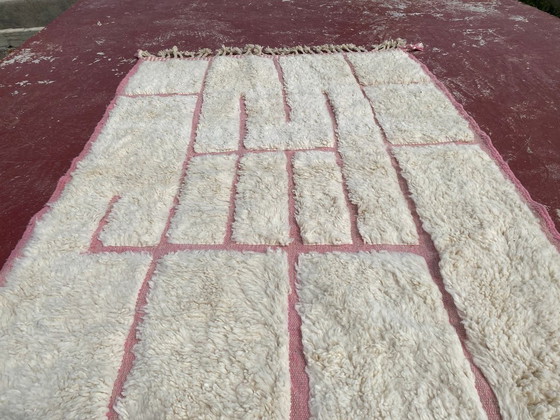 Image 1 of Beni Ourain tapijt 246x160 cm – Crème & roze geometrisch Marokkaans wollen tapijt – Handgemaakt Berber tapijt