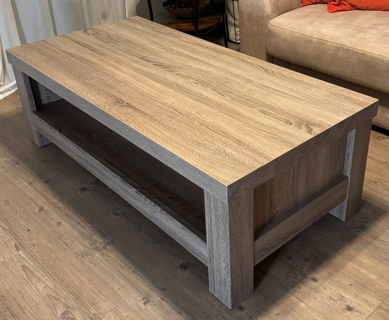 Image 1 of Table basse avec tiroir – aspect chêne