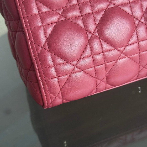 Image 1 of DIOR LADY MEDIUM - PELLE DI AGNELLO CANNAGE BORDEAUX ROSSO SCURO, DETTAGLI ORO, CINTURINO REGOLABILE