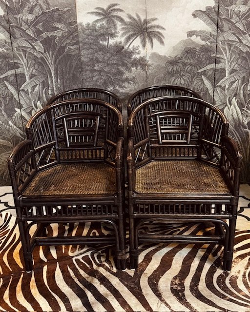 Image 1 of BRIGHTON EETHOEK …. 4 EETKAMERSTOELEN MODEL PAVILION EN TAFELPOOT MET ROOKGLAZEN BLAD CRESPI STYLE