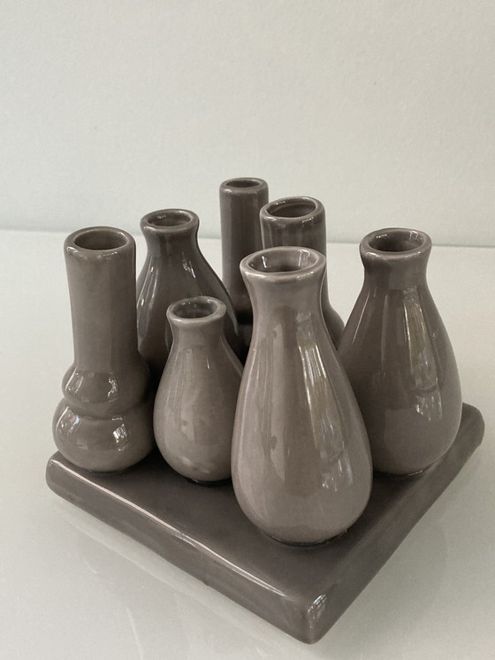 Image 1 of Vaasjes Vaas Op Een Vierkante Ondergrond