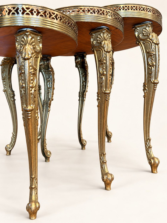 Set antico di tre tavolini a incastro in elegante forma a rene – Bronzo, Rame (photo 7 of 7)