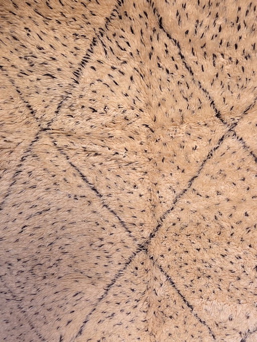 Tapis Beni Ourain à poils longs et à pois, 220 x 164 cm