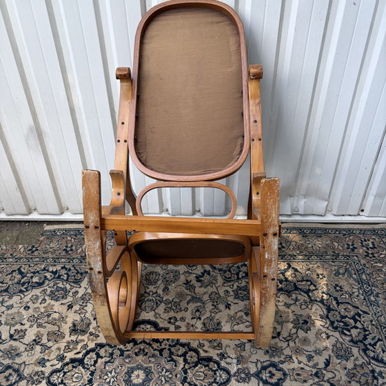 Mecedora estilo Thonet de mediados de siglo – Leather, Wood (photo 5 of 6)