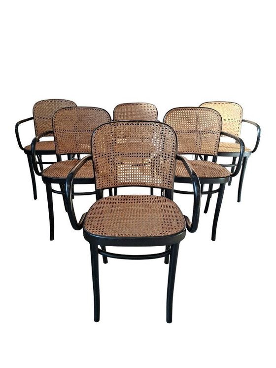 Image 1 of Splendida sedia ispirata all'iconico modello 811 di Josef Hoffmann, nota come Prague Chair.   Si tratta di una riproduzione di a