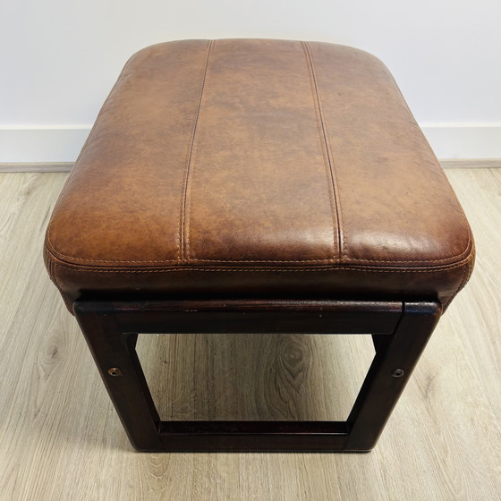 Image 1 of Scandinavisch houten hocker / zitje met cognac bekleding