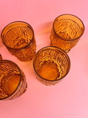 Caraffa vintage anni '70 in vetro ambrato con 6 bicchieri, brocca per succhi brutalista in vetro ambrato Bormioli