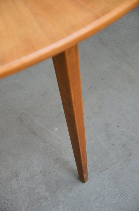 Image 1 of Vintage niervormige salontafel van walnotenhout, retro mid-century stijl uit de jaren 60.