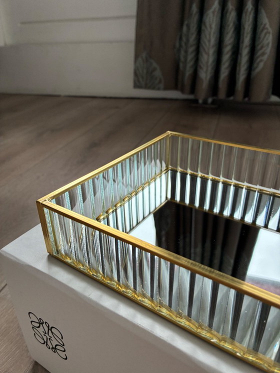 Image 1 of Middelgrote spiegel tray met gouden rand en glazen zijkanten / mirror tray with glass sides