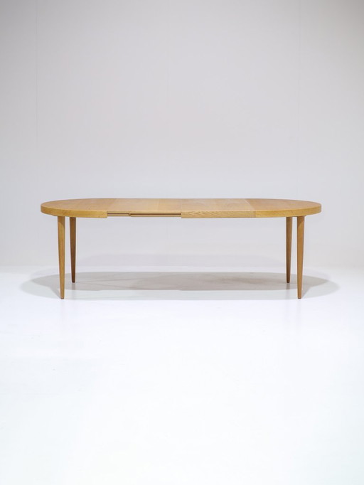 Extendable round dining table oak Danish