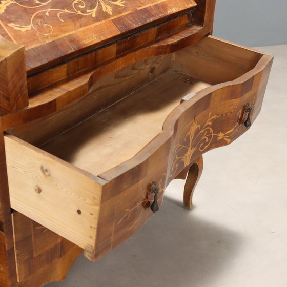 Image 1 of Piccola Ribalta in Noce con Filettature e Intarsi