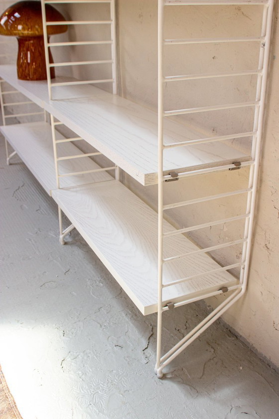 Image 1 of Buffet vintage original Nisse String Shelf blanc style milieu du siècle