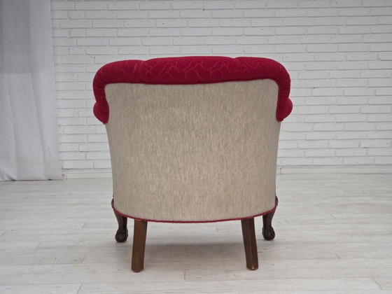 Image 1 of Deense fauteuil uit de jaren 50, bekleed met rode en lichtgrijze meubelwol en gesneden eikenhout.