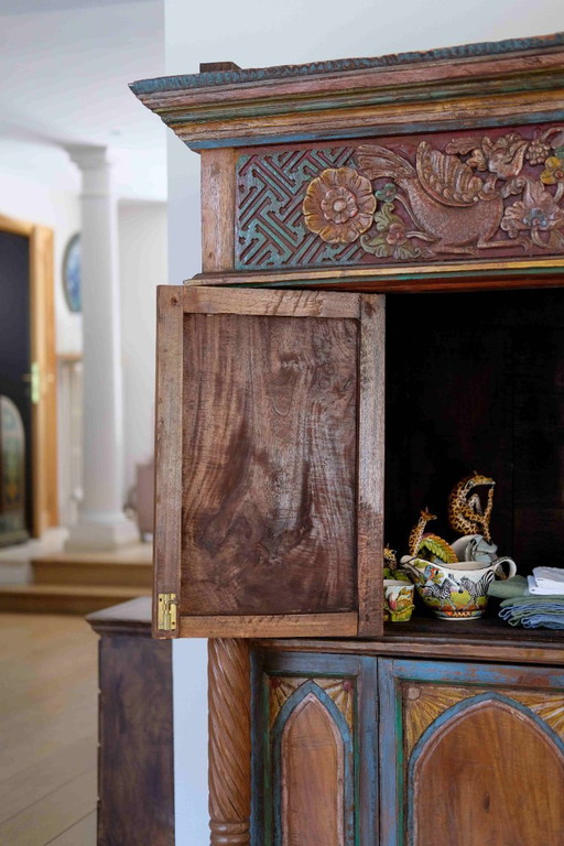 Großer indonesischer Schrank aus polychrom geschnitztem Holz – opbergkast, Wood (photo 2 of 5)